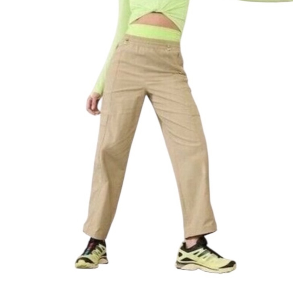 Athleta Cascade High Rise Cargo Poplin Pant
Size Medium
